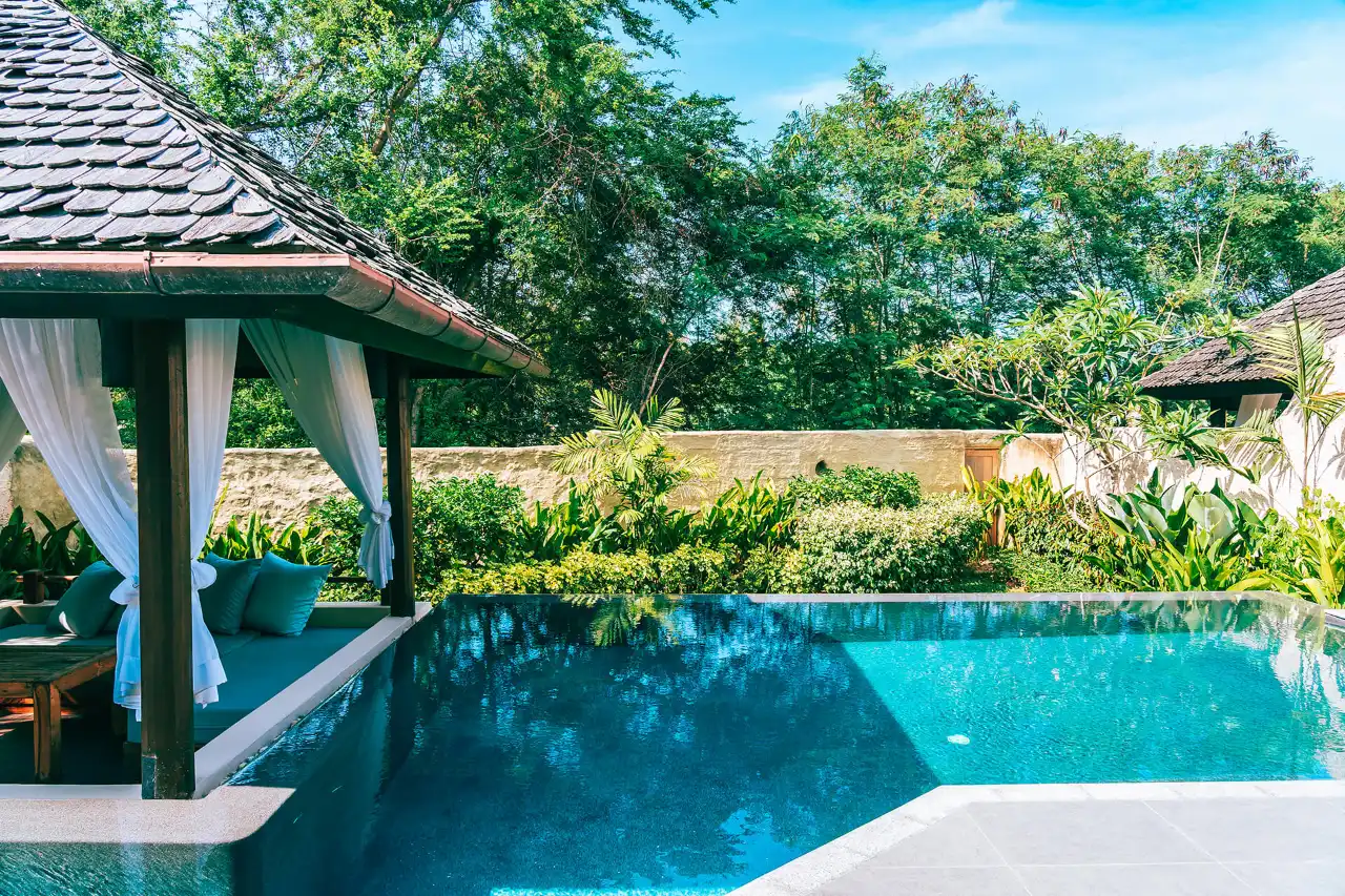 Swimming pool with clean water circulated by a pool pump